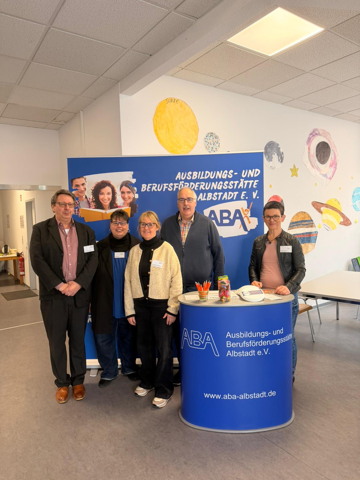 von links: Armin Bachmeyer, Geschäftsführer der ABA, Petra Link,  Koordinatorin des Tages der Ausbildung, Ulrike Ruof-Schneider, Ausbilderin im  Verkauf, Harald Uhl, Agentur für Arbeit in Balingen, Sabine Holstein, Pädagogische  Leitung der ABA