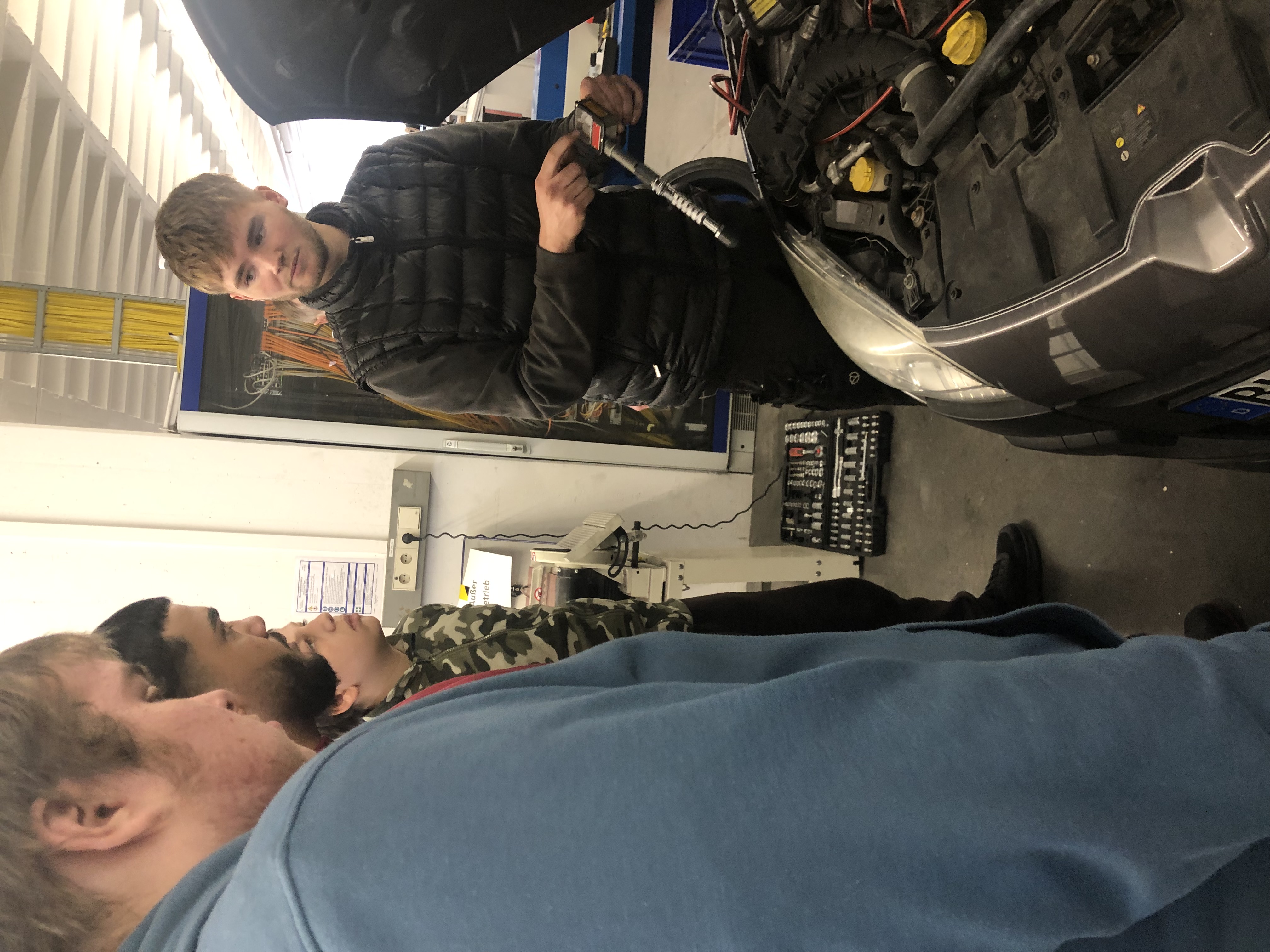 Maurice Bendrin erzählt Schülern über seine Ausbildung zum KfzMechatroniker