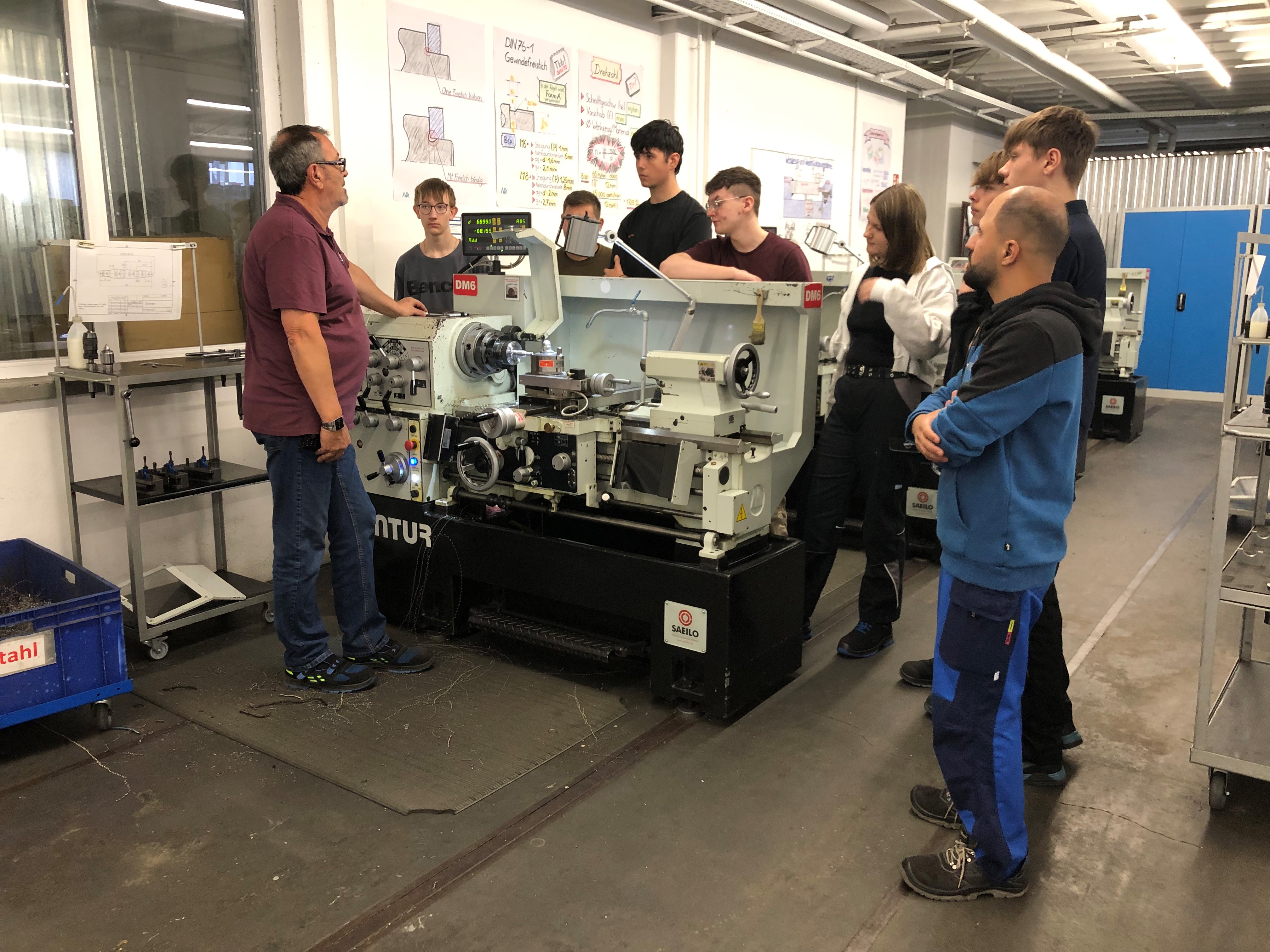 Georg Keks mit Teilnehmenden der überbetrieblichen Lehrgänge